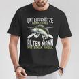 Unterschätze Niemals Einen Alten Mann Mit Einer Angel T-Shirt Lustige Geschenke