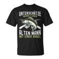 Unterschätze Niemals Einen Alten Mann Mit Einer Angel T-Shirt