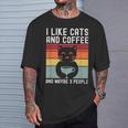 I Like Cats And Coffee And Maybe 3 People Love Cats Camiseta unisex Regalos para él