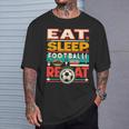 Eat Sleep Football Repeat Divertido Jugador Retro Amante Del Fútbol Camiseta unisex Regalos para él