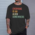 Everyone Is An Alien Somewhere T-Shirt Geschenke für Ihn