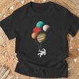 Astronaut With Planets Balloons In Space Women's T-Shirt Geschenke für alte Männer