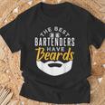 Bartender For Bartenders With Beards T-Shirt Geschenke für alte Männer