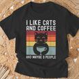 I Like Cats And Coffee And Maybe 3 People Love Cats Camiseta unisex Regalos para ancianos