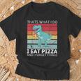 Dinosaurio Retro Con Texto En Inglés Thats What I Do I Eat Pizza And Forget Things Camiseta unisex Regalos para ancianos