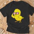 Diseño De Pollito Con Gafas De Sol Pollo Pollo Diversión Broma Camiseta unisex Regalos para ancianos
