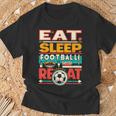 Eat Sleep Football Repeat Divertido Jugador Retro Amante Del Fútbol Camiseta unisex Regalos para ancianos