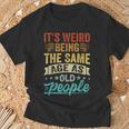 It's Weird Being The Same Age As Old People T-Shirt Geschenke für alte Männer