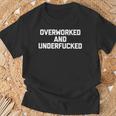 Overworked & Underfucked Lustig Spruch Sarkastische Arbeit T-Shirt Geschenke für alte Männer