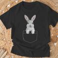 Rabbit In Chest Pocket Easter Bunny Carnickel For Women T-Shirt Geschenke für alte Männer