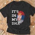 With Serbian Flag Es Ist In My Dna Serbe Genetic T-Shirt Geschenke für alte Männer