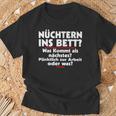 Sober Into Bed T-Shirt Geschenke für alte Männer