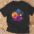 Solar System Motif With Sun Planets Stars Galaxies T-Shirt Geschenke für alte Männer