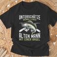 Unterschätze Niemals Einen Alten Mann Mit Einer Angel T-Shirt Geschenke für alte Männer