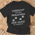 Vorsichtor Dem Frauchen Der Hund Ist Harmlos Gassi Women's T-Shirt Geschenke für alte Männer