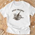 Raccoon Stay Trashy Fun Meme Gray T-Shirt Geschenke für alte Männer