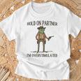 Hold On Partner I'm Overstimulated T-Shirt Geschenke für alte Männer