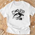 Sink The Rich Gladys Orca Revolutionary Orca Whale Atrás Camiseta unisex Regalos para ancianos