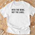 Into The Wine Not The Label Metaphor Lgbtq Gay Pride Month T-Shirt Geschenke für alte Männer