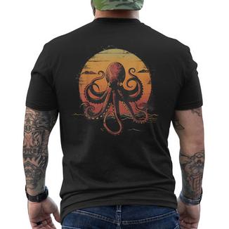 Oeuvre Pieuvre Coucher De Soleil Motif Monstre Marin Océan Mer Pieuvre T-shirt imprimé au dos - Cadeauxyz
