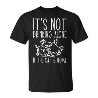 It's Not Drinking Alone If The Cat Is Home Camiseta unisex - Regaloses
