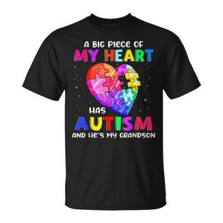Un Gran Pedazo De Mi Corazón Tiene Autismo Y Él Es Mi Nieto Camiseta unisex - Regaloses